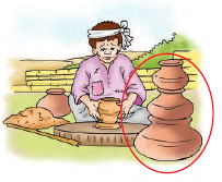 एक आदमी मिट्टी के बर्तन बना रहा है। उसके पास तीन मटके रखे हैं, जो एक के ऊपर एक पड़े हुए हैं। सबसे बड़ा बर्तन सबसे नीचे होता है, उसके ऊपर दूसरा बर्तन होता है और सबसे छोटा बर्तन सबसे ऊपर होता है। 