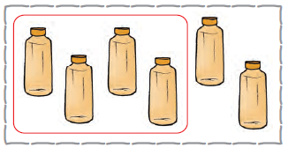छह बोतलें हैं, चार एक साथ समूहीकृत हैं। 