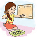 एक लड़की हथौड़े नामक उपकरण का उपयोग करके बोर्ड में कील ठोक रही है। लड़की के पास रखे एक डिब्बे में पांच और कीलें हैं। 