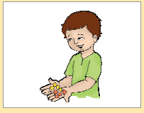 लड़के के पास अब सात कैंडी हैं। 