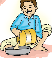 आदमी एक बर्तन में से एक कटोरी में आटा डाल रहा है। 