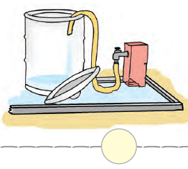 एक बड़ी बाल्टी में पानी भरने के लिए नल से जुड़ा एक पाइप। 