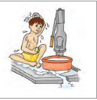 एक लड़का नहा रहा है। 