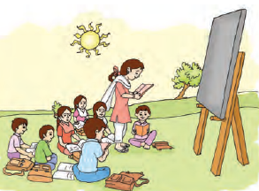 बच्चे अपने बैग के साथ एक मैदान में बैठे हैं और पढ़ रहे हैं और शिक्षिका उन्हें पढ़ रही हैं।