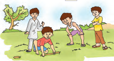 एक लड़का लकड़ी की छड़ी का उपयोग करके एक पार्क की लंबाई माप रहा है। तीन लड़के उसे देख रहे हैं। 