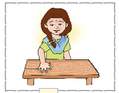 एक लड़की अपने हाथों से एक मेज की लंबाई नाप रही है। 