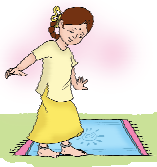 छह फीट लंबी चटाई पर एक लड़की खड़ी है। 