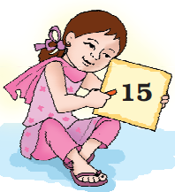 एक लड़की के हाथ में एक कार्ड है, जिस पर एक और पांच अंक एक साथ लिखे हुए हैं। 