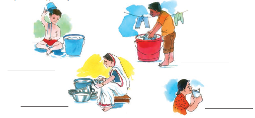 एक बच्चा मग से नहा रहा है और उसके पास पानी से भरी बाल्टी पड़ी है।