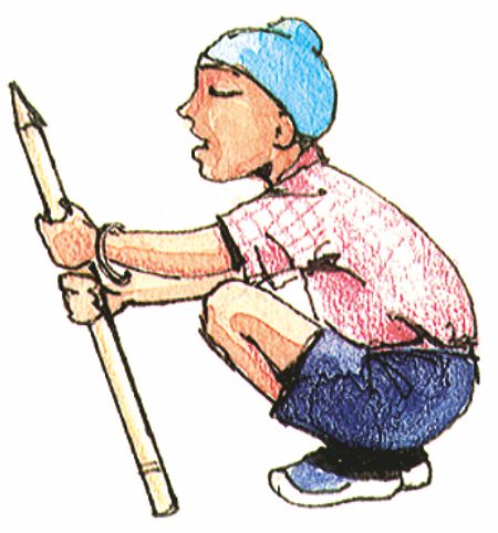 एक लड़का एक स्टंप को तिरछी स्थिति में रखता है, जो एक तरफ थोड़ा झुका हुआ होता है। 