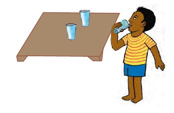 एक लड़का गिलास के साथ पानी पी रहा है। मेज पर पानी के दो और गिलास हैं।