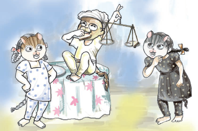 सफेद और काली बिल्ली हैरानी से रोटी खाते हुए बंदर को देख रही हैं। 