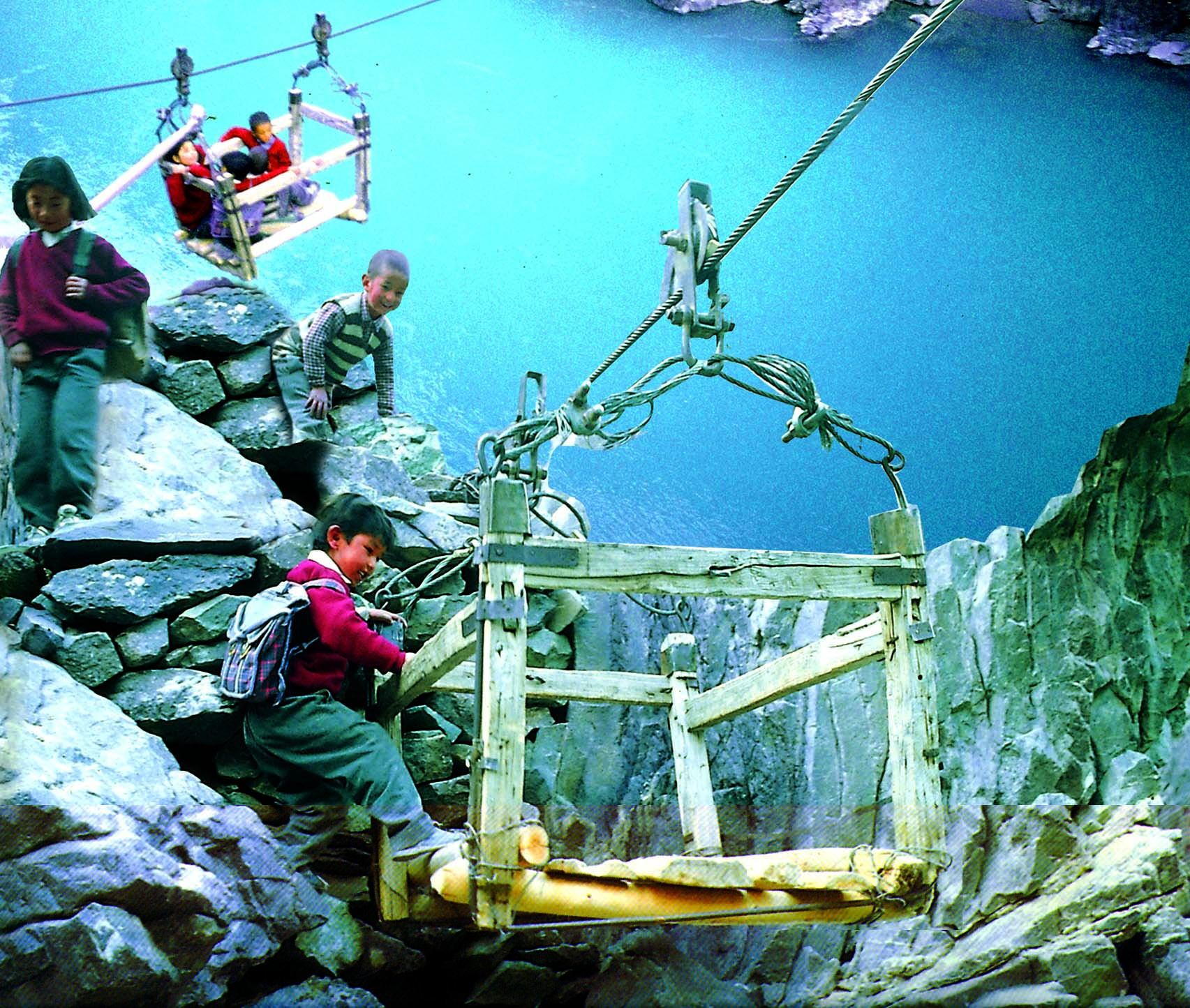 लद्दाख का चित्र जिसमे लकड़ी की ट्राली पर स्कूल के बच्चे जा रहे हैं 