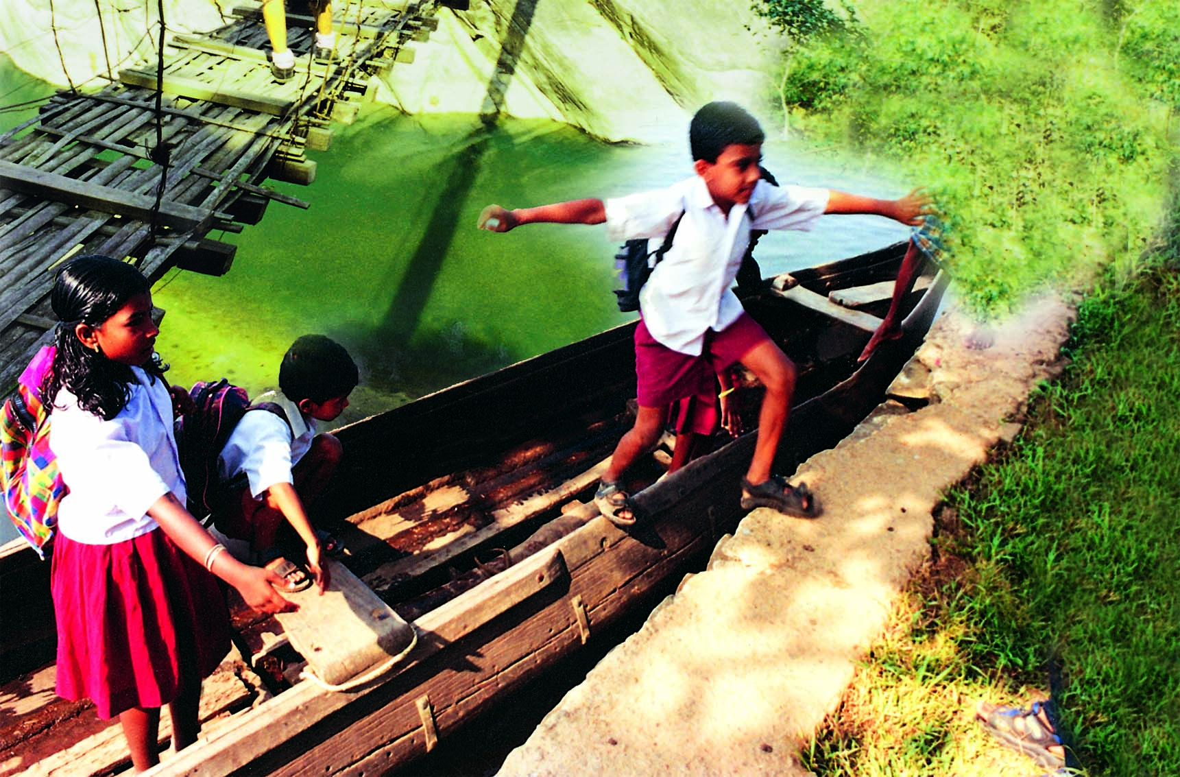 केरल का चित्र जिसमे स्कूल के बच्चे लकड़ी की नाव से उतर रहे हैं  