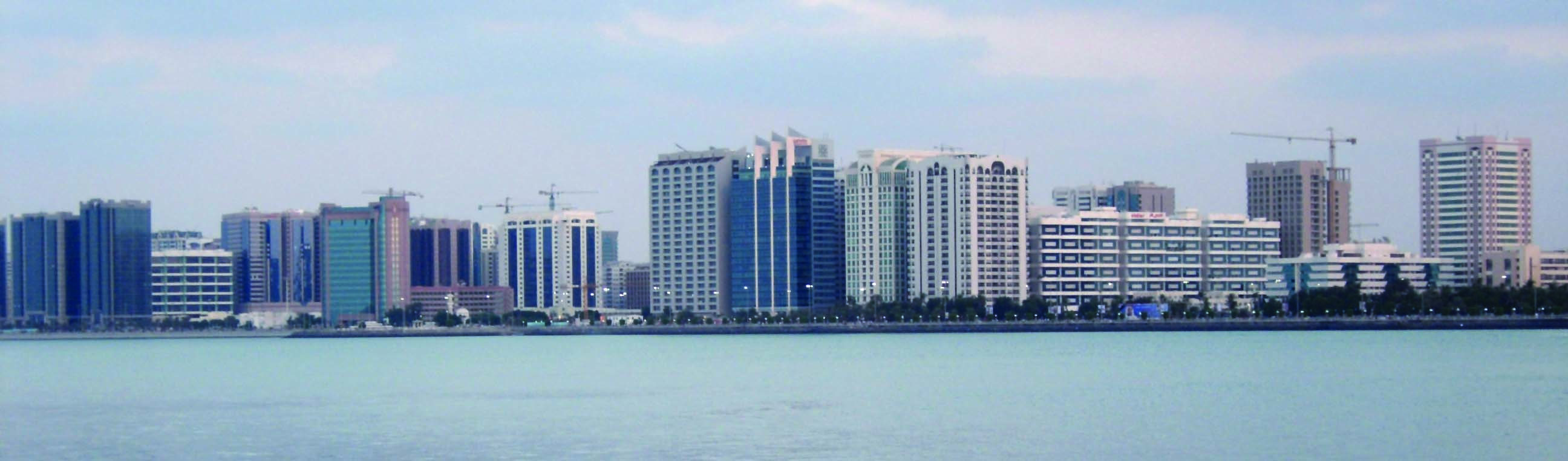 समुद्र के साथ ऊँची-ऊँची इमारतें