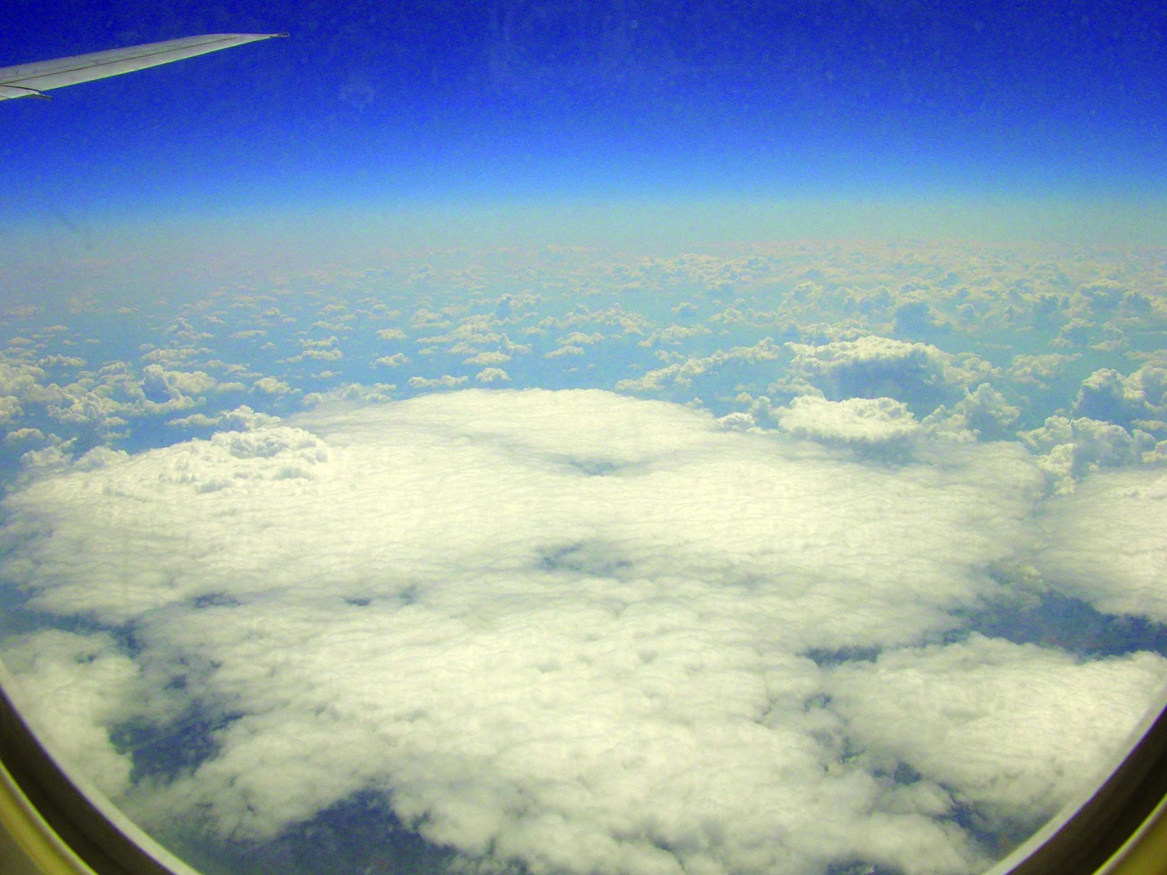 हवाई जहाज़ की खिड़की से आसमान का दृश्य