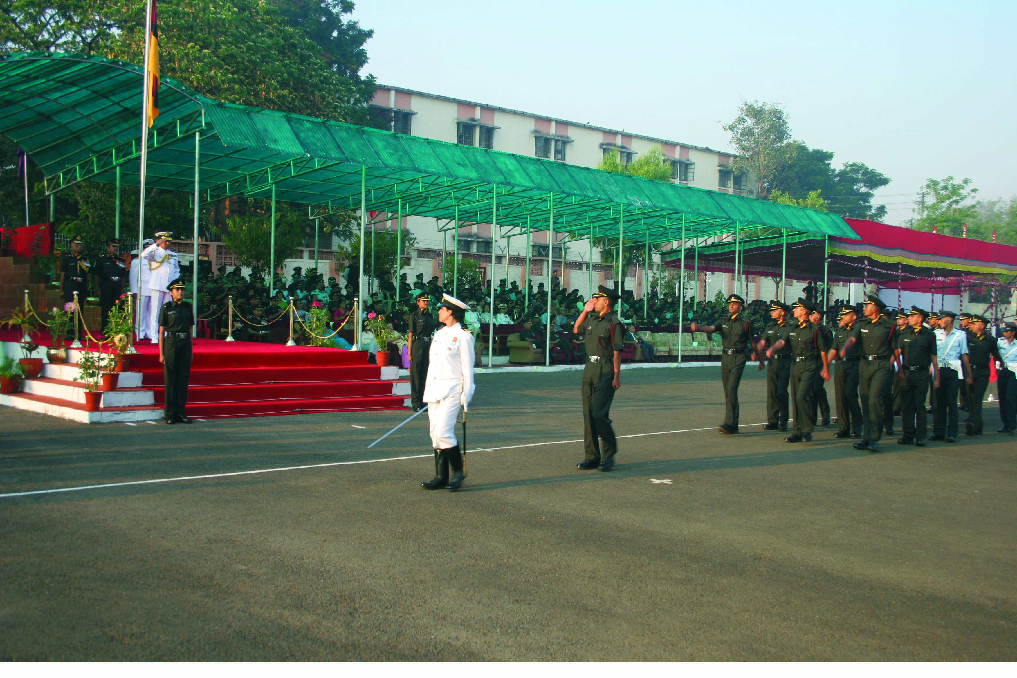 वहीदा प्रिज्म परेड की टुकड़ी का नेतृत्व कर रही हैं