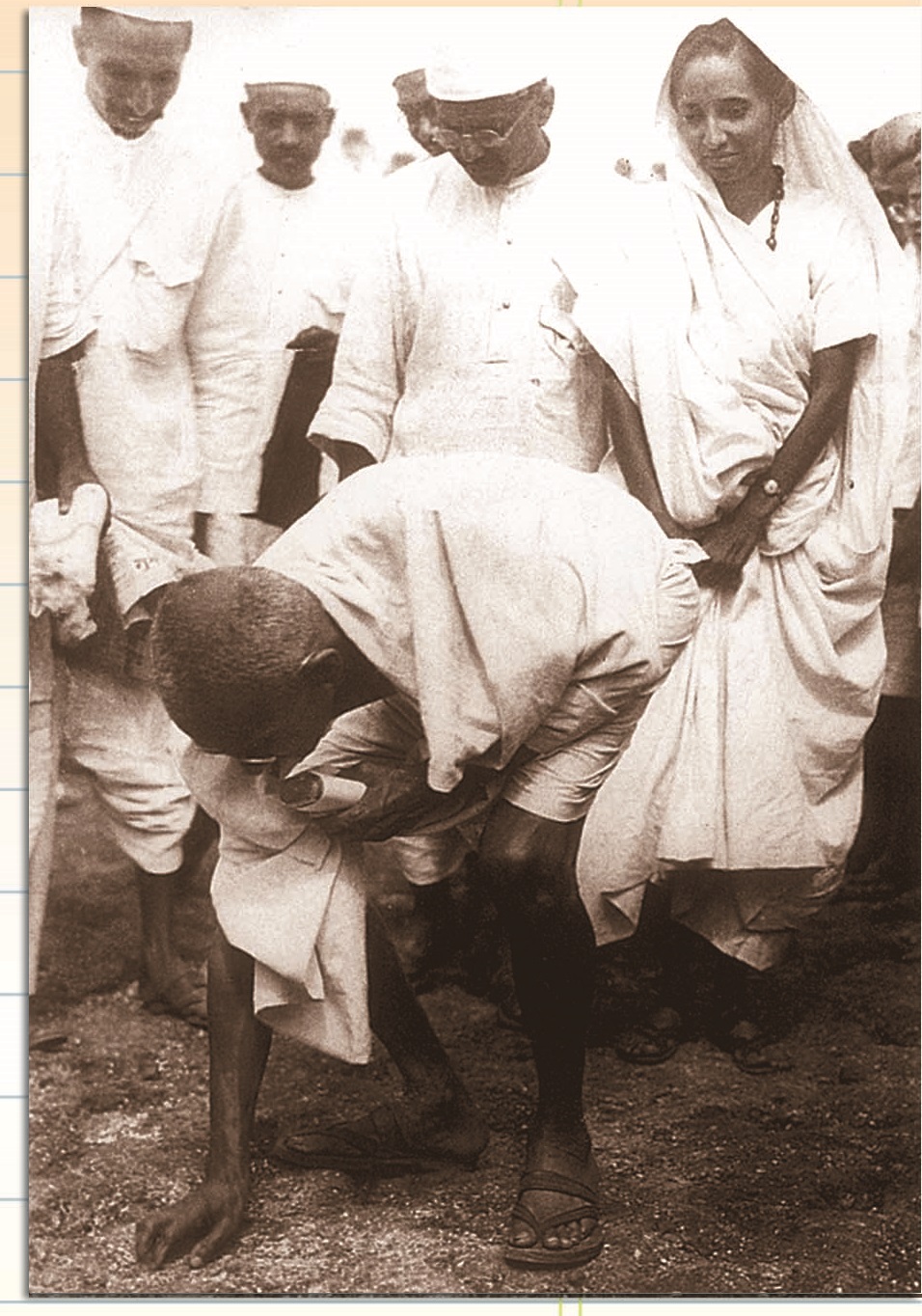 गांधी जी कुछ लोगों के साथ