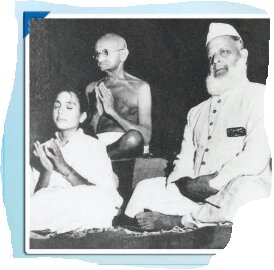 गांधी जी प्रार्थना कर रहे हैं