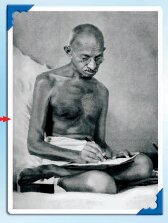 गांधी जी कुछ लिख रहे हैं