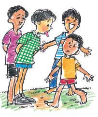 कुछ लड़के एक छोटे लड़के को चिड़ा रहें हैं 