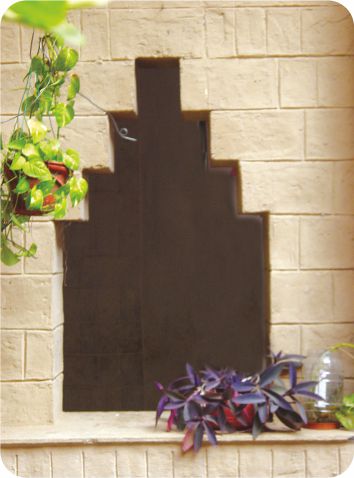 दीवार में झरोखा बना है। 