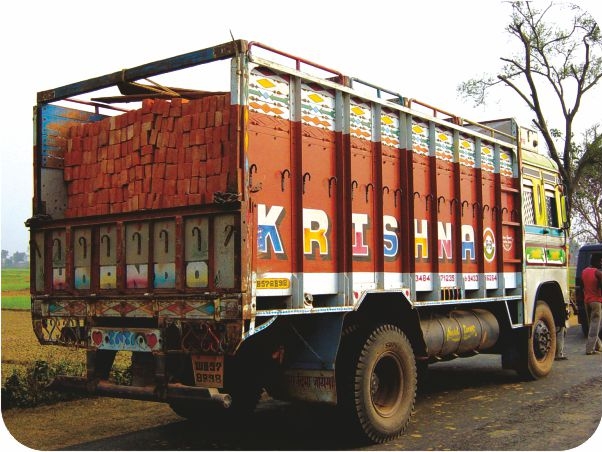 ट्रक में ईंटें रखी हैं 