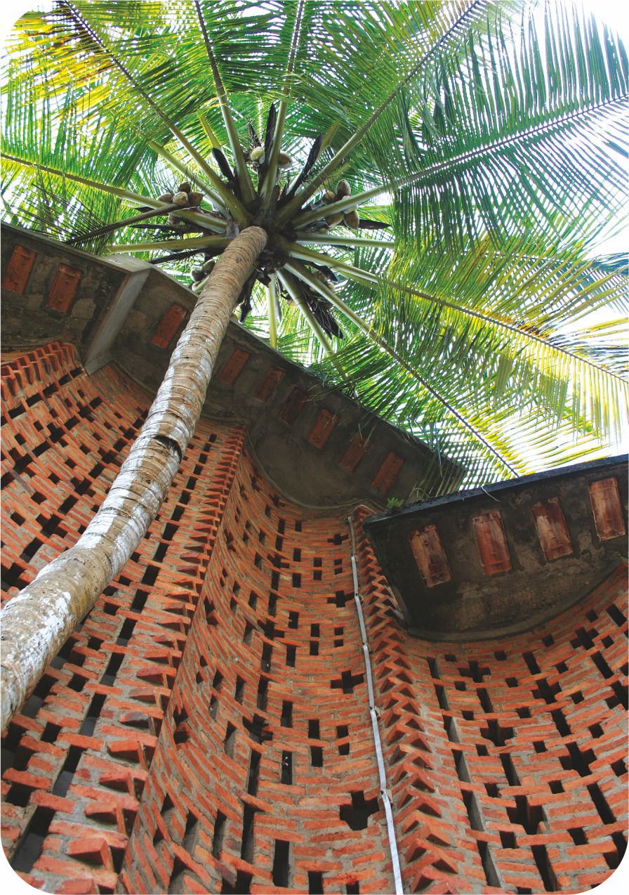 एक इमारत पर जाली वाला डिजाइन बना है। 