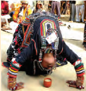 एक महिला उल्टे हो कर नाच रही है।