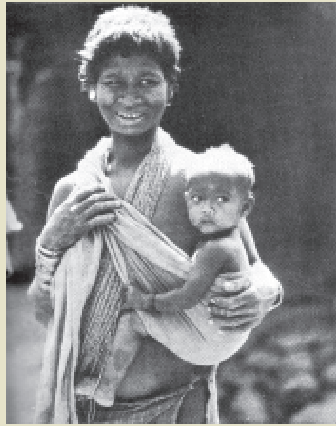 एक पतली औरत एक छोटे बच्चे को गोद में लिए हुए है।