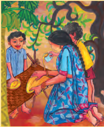 एक महिला चटाई पर आम के गूदे की परत फैला रही है और दोनों लड़के उस महिला के पास बैठे हैं। 