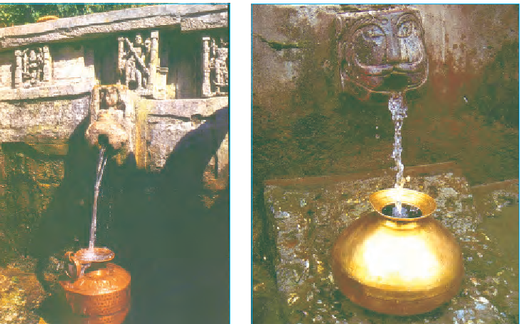 एक खूबसूरत इमारत में एक छोटा सा छेद  है और पहली छवि में फर्श पर रखे मिट्टी के बर्तन में इस छेद से पानी गिर रहा है और यह दूसरी छवि में पीतल के बर्तन में गिरता है। 