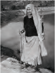 एक नहर के पास खड़ी एक महिला। 