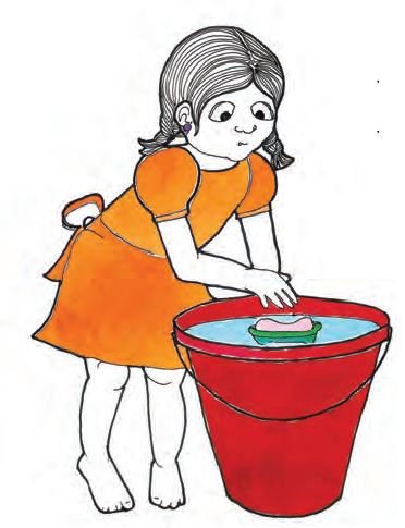 लड़की पानी से भरी बाल्टी के पास खड़ी है और उसके डिब्बे में रखा साबुन बाल्टी में पानी में तैर रहा है।