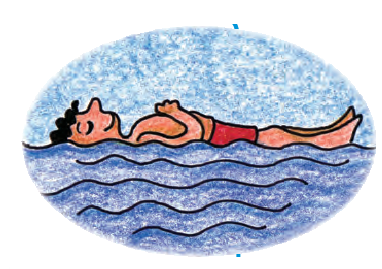 पानी की लहरों पर लेटा एक बच्चा।