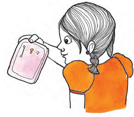 एक लड़की हाथ में टिफिन बॉक्स लिए हुए है, उसके ढक्कन पर अलग-अलग तरल पदार्थ की तीन बूंदें हैं, जो अलग-अलग गति से नीचे खिसक रही हैं।