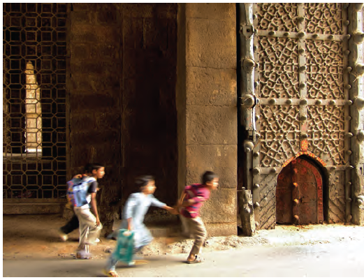 गोलकोंडा  किले में इधर-उधर भागते कुछ बच्चे और किले के एक बड़े गेट के अंदर एक छोटा सा गेट देखकर हैरान रह जाते हैं। 