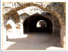 किले की दीवारों में कुछ घुमावदार चाप हैं। 