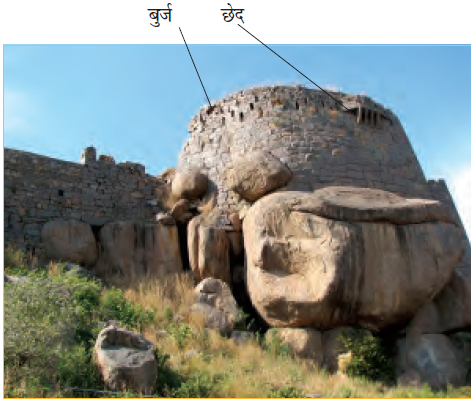 किले की एक गोल आकार की संरचना जिसमें एक छेद है। 