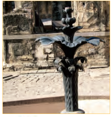 किले में एक पानी का फव्वारा। एक फव्वारा एक संरचना है जिसमें से पानी हवा में कूदता है और उल्टा यू आकार बनाता है। 