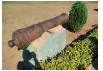 किले की जमीन में रखी एक बड़ी तोप। 