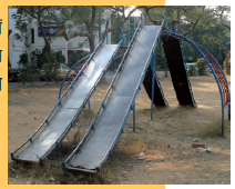 एक पार्क में दो स्लाइड झूले।