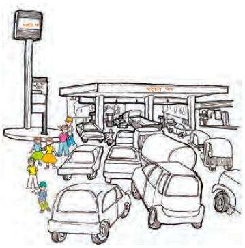 पेट्रोल पंप पर लंबी कतार में खड़े वाहन।