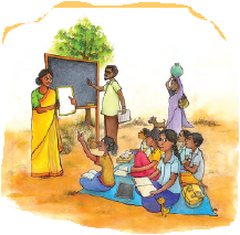 कुछ बच्चे खुले क्षेत्र में एक चटाई पर बैठे हैं और अपनी किताबों के साथ पढ़ रहे हैं और एक पुरुष और महिला उन्हें ब्लैकबोर्ड का उपयोग करके पढ़ा रहे हैं।