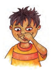 एक लड़का अपनी नाक के नीचे उंगली रखता है।