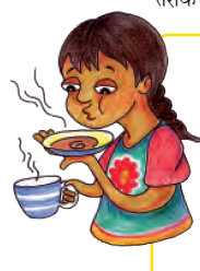 एक लड़की अपने एक हाथ में प्लेट  में चाय पर फूंक रही है, वह दूसरे हाथ में चाय का प्याला पकड़े हुए है।