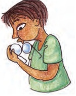 एक बच्चा अपने चश्मे पर फूँक उड़ा  रहा है।