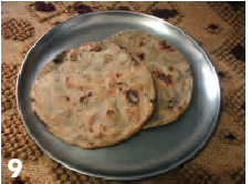 थाली में दो रोटियाँ परोसी हुई हैं।