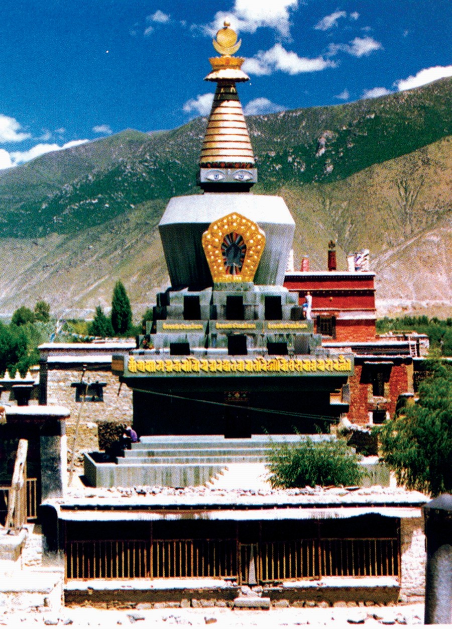 पहाड़ों के पास एक ऊंची इमारत।