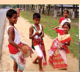 कुछ लड़के ढोल बजा रहे हैं और लड़किया खुशी से नाच रही हैं।